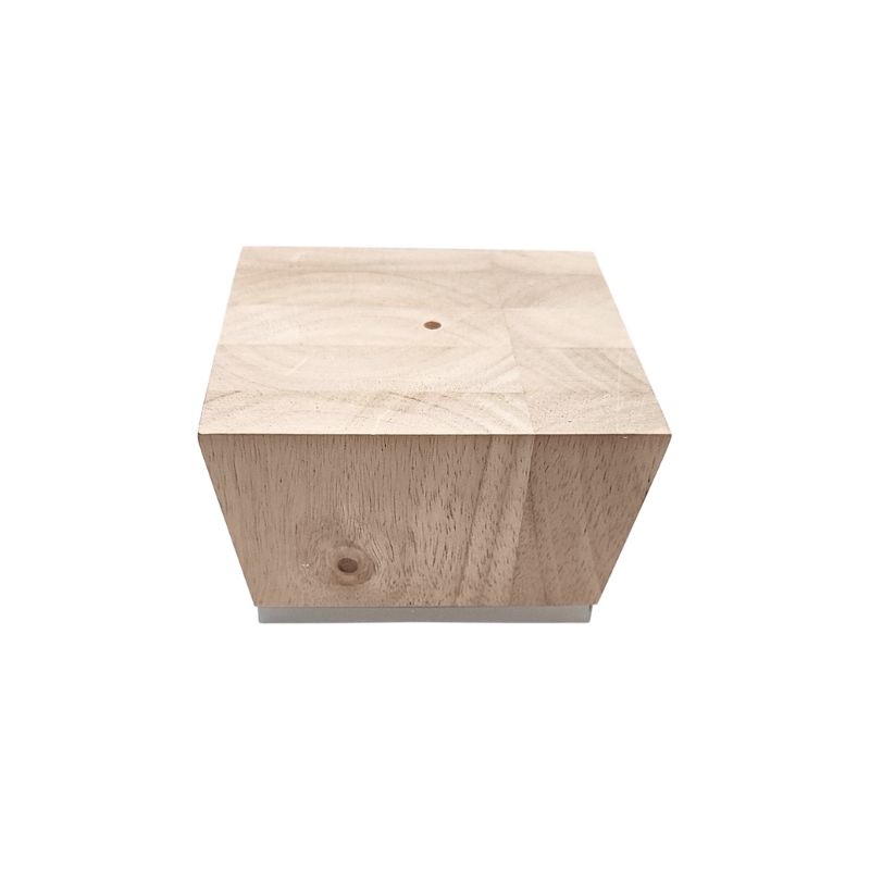 Ξύλινο πόδι επίπλου σε φυσικό χρώμα. Με βίδα στο πάνω μέρος. Είναι σε λευκό φόντο.