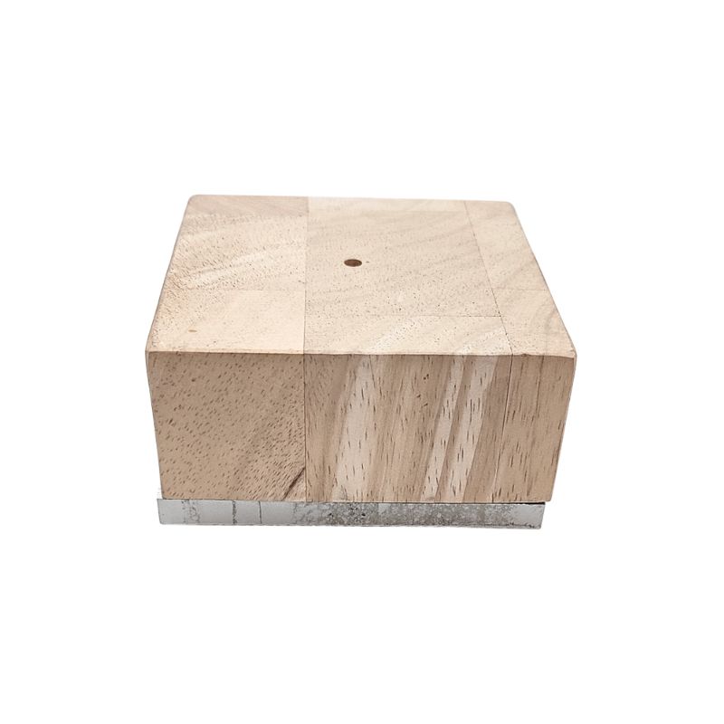 Ξύλινο πόδι επίπλου σε φυσικό χρώμα. Με βίδα στο πάνω μέρος. Είναι σε λευκό φόντο.