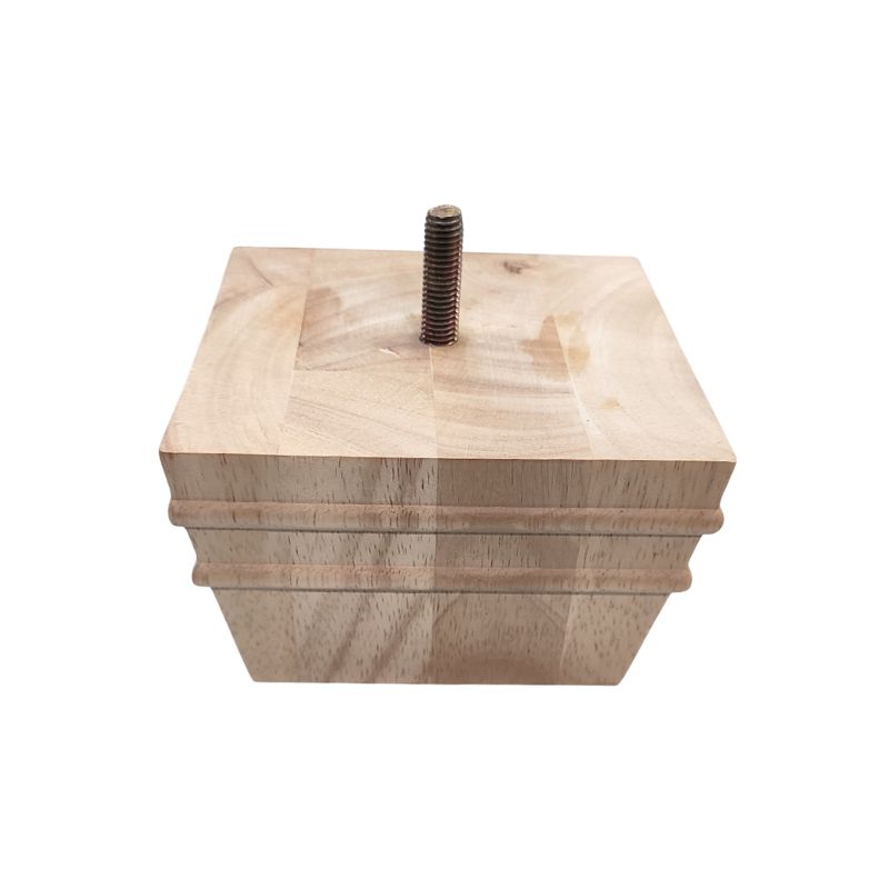 Ξύλινο πόδι επίπλου σε φυσικό χρώμα, με ανάγλυφα χωρίσματα. Έχει επίσης, βίδα στο πάνω μέρος. Είναι σε λευκό φόντο.