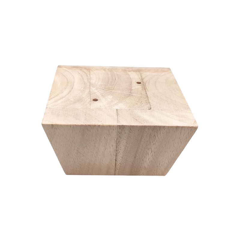 Ξύλινο πόδι επίπλου σε φυσικό χρώμα. Χωρίς βίδα στο πάνω μέρος. Είναι σε λευκό φόντο.