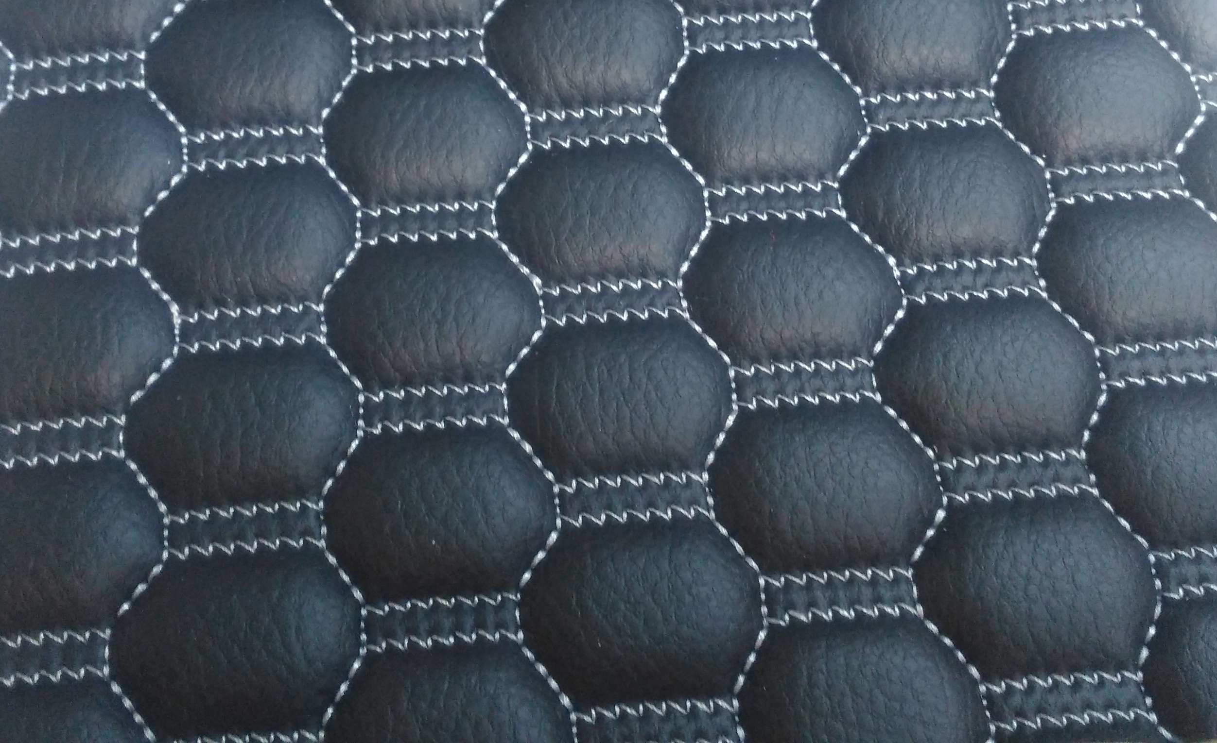 dermatinh-kathismatos-aytokinhtoy-mayro-gkri-bugatti4914