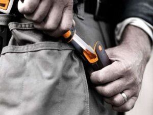 Μαχαίρι Γενικής Χρήσης Με Ακονιστήρι Fiskars Universal Knife With Sharpener 21,5cm 1023618