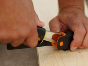 Μαχαίρι Ξυλουργού Fiskars Carpenter’s Knife With Sharpener 21cm 1023621