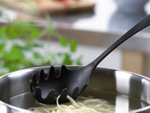 Kουτάλα Μακαρονιών Με Δοσομετρητή Fiskars Essential Pasta Spoon 28,5cm 1023805