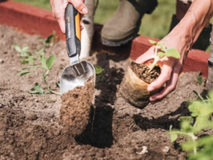 Φτυαράκι Φυτέματος Πλατύ Fiskars Xact Planting Spade Wide 37,5cm 1027043