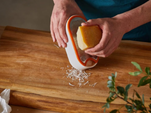 Τρίφτης Fiskars Από Ανοξείδωτο Ατσάλι Με Δοχείο 1019530
