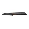 Ανακαλύψτε το μαχαίρι ξεφλουδίσματος Fiskars Edge 8cm με λεπίδα από ιαπωνικό ανοξείδωτο ατσάλι για ακριβή κοπή. Εργονομική λαβή με προστασία δακτύλων για άνετη και ασφαλή χρήση.